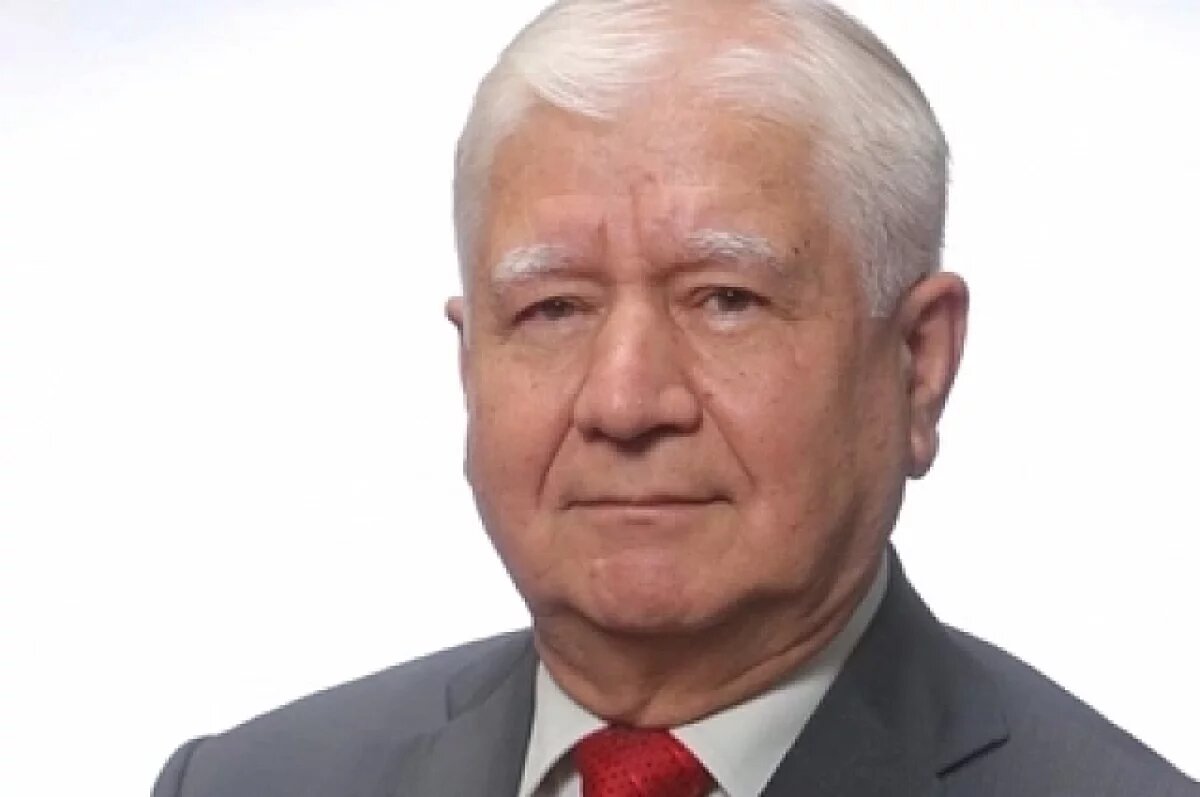    Радий Хабиров присвоил почетное звание полпреду при Президенте РФ Халикову