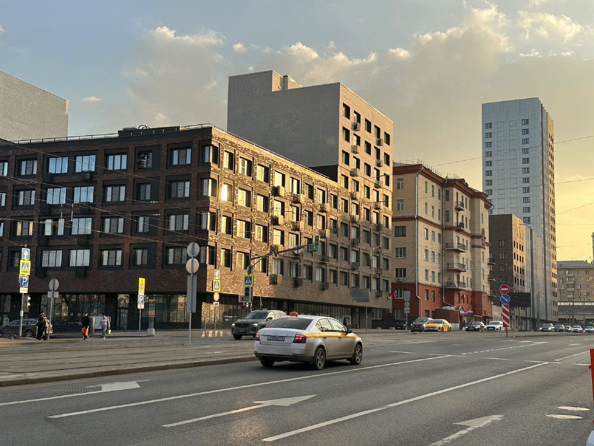 Это не тот дом. Просто дом по дороге.