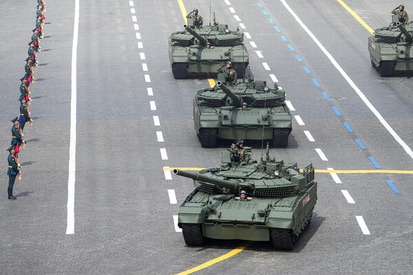 Танк Т-80БВМ на Красной площади в Москве на военном параде, посвященном 80-летию Победы в Великой Отечественной войне, 09 мая 2025 года / Александр Вильф/Фотохост-агентство РИА Новости   📷