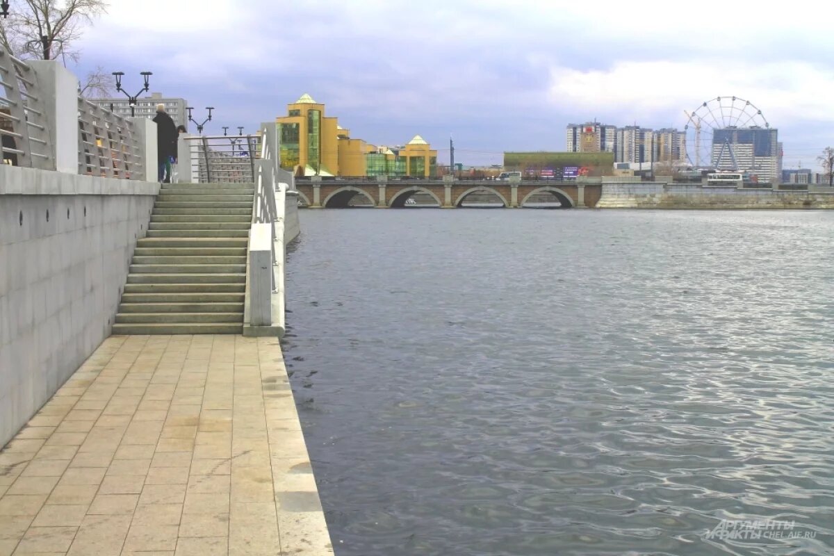    Река Миасс начала затапливать набережную в Челябинске