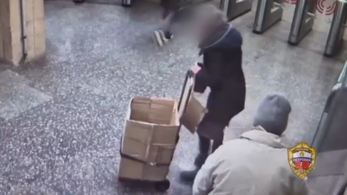    Пенсионер в столичном метро распылил газ в лицо женщине из-за газет