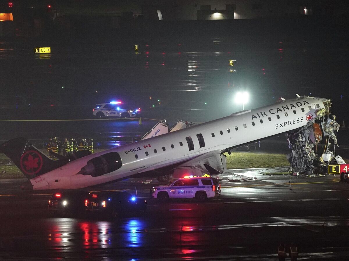    Последствия столкновения самолета Express CRJ-900 авиакомпании Air Canada с пожарной машиной на территории аэропорта "Ла-Гуардия" в Нью-Йорке | © REUTERS / Bing Guan