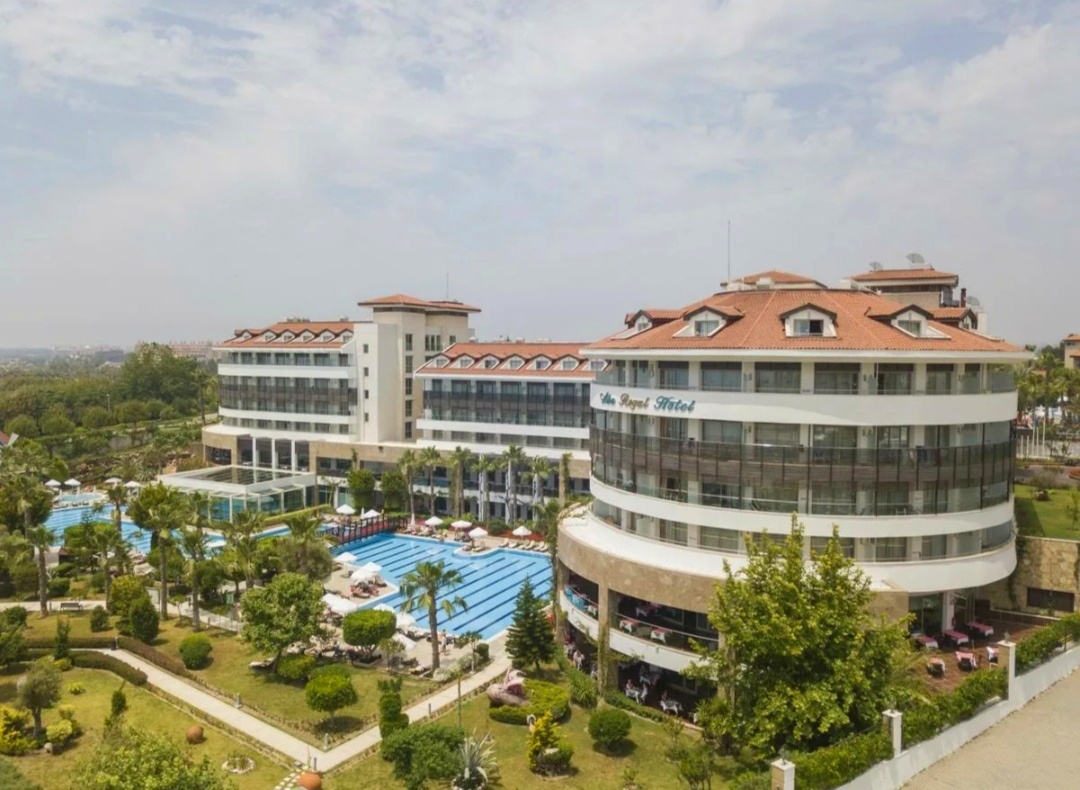 Вид отеля Алба Роял со стороны моря 