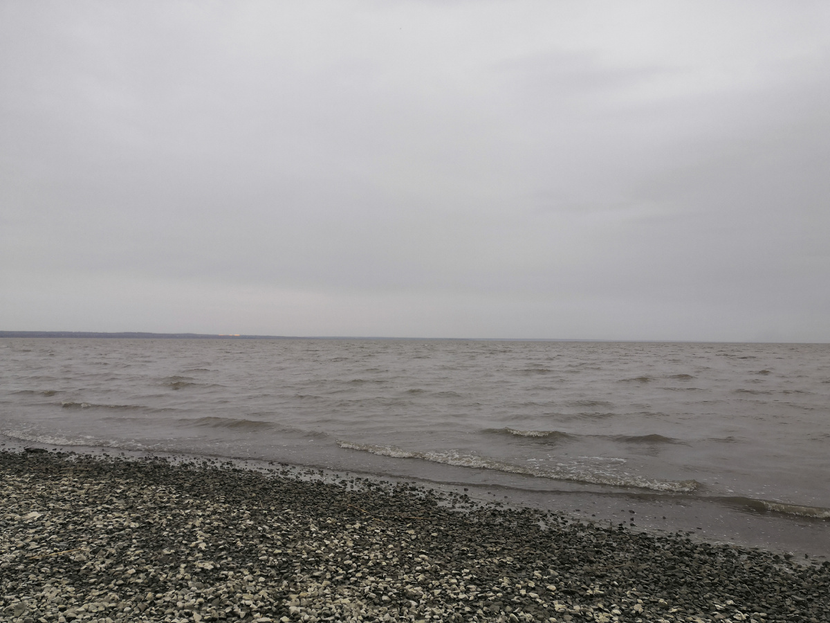 Серое дождливое небо, пости такое же море