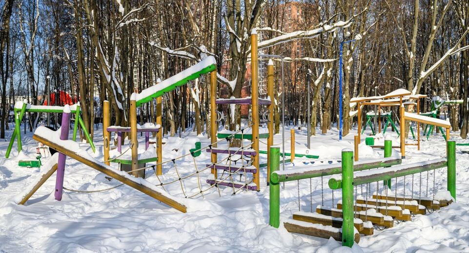    Детская площадка в Наташинском парке зимой в Люберцах / Медиасток.рф