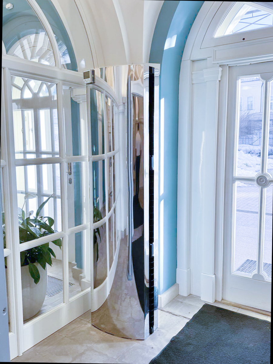 Тепловая завеса Kalashnikov украшает входную группу старинного особняка