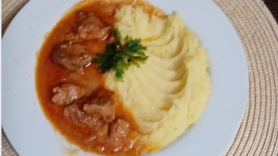 Гуляш из свинины с подливом и с картофельным пюре