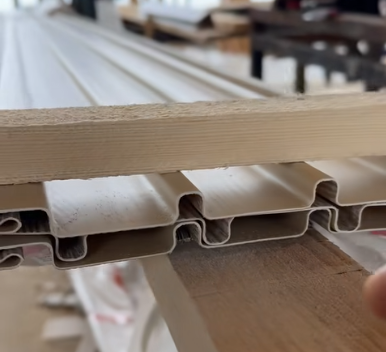 Чтобы показать, что в случае с сайдингом ФАКТУР горизонтальная обрешетка не нарушит вентиляцию фасада, Анатолий просто положил рейку обрешетки на панель сайдинга. Ну и где же здесь перекрытые вентканалы?