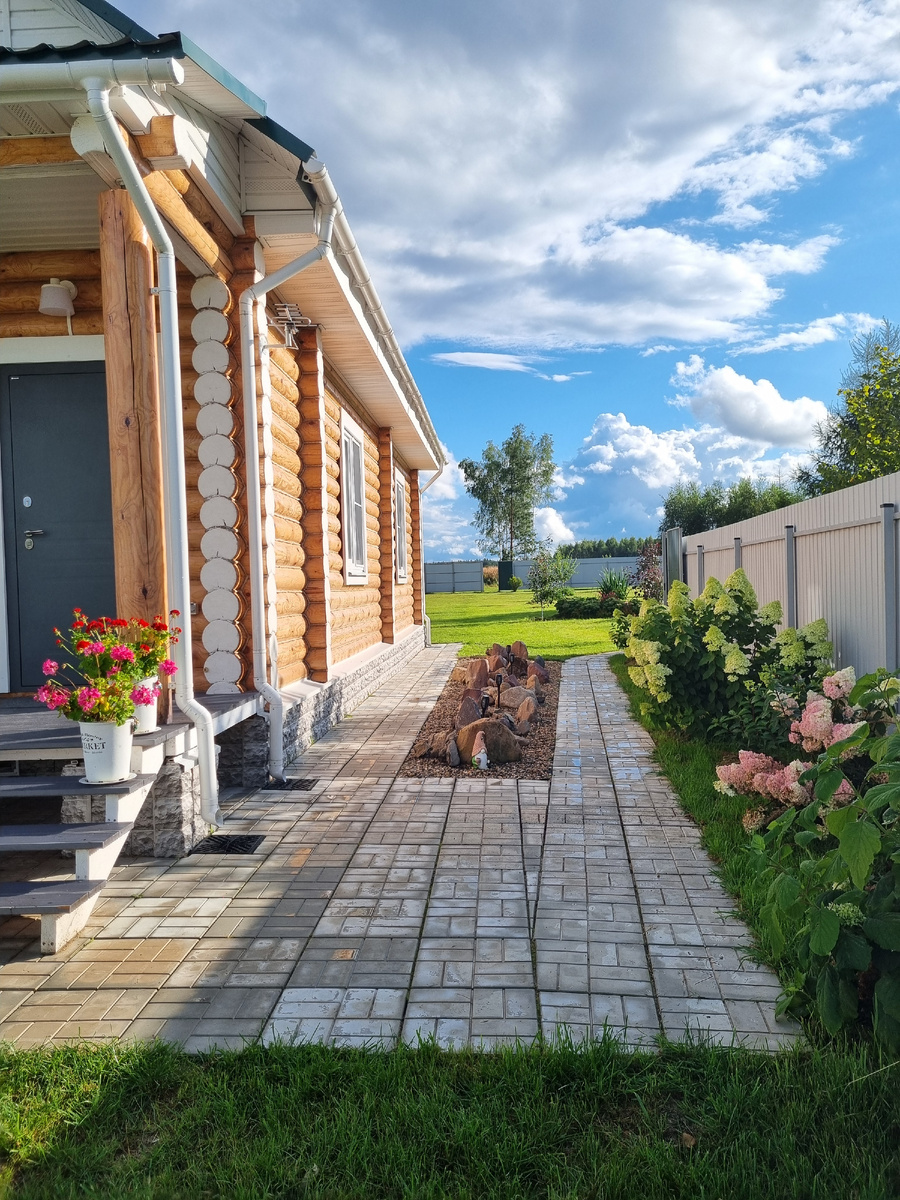 Сложно представить, что на месте дома был лес, болото и помойка. На фото 2й сезон домовладения.