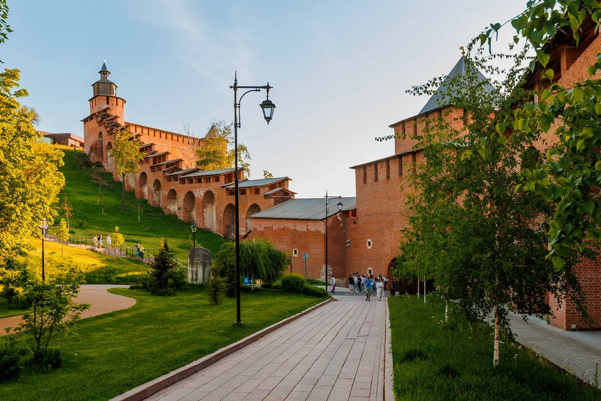 В кадре: Часовая (слева) и Ивановская (справа) башни Кремля. Фото: Никита Духник