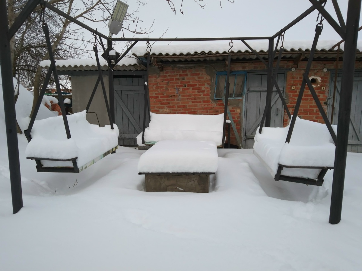 Мангальную зону занесло снегом по самое колено