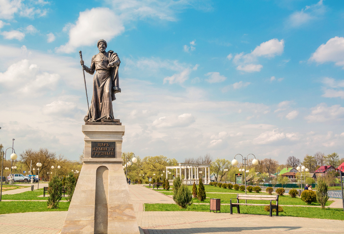 Песчаная набережная с памятником царю Ивану IV