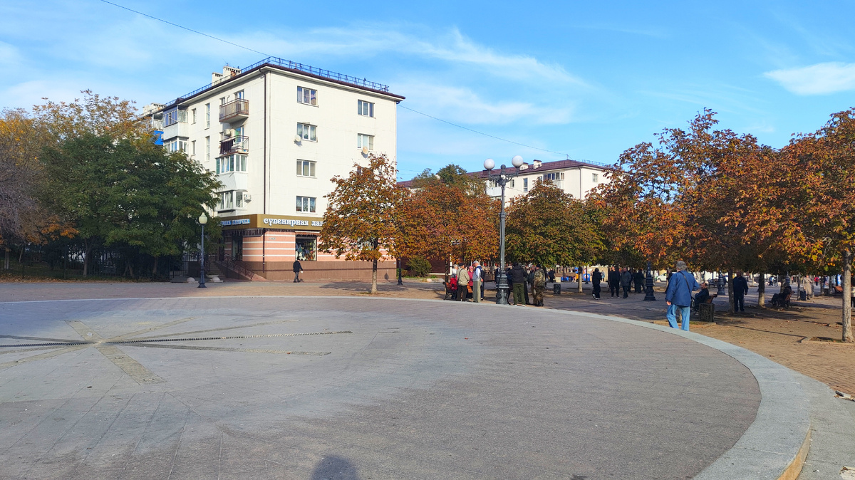 Бульвар Черняховского вид на дома "хрущевки" 