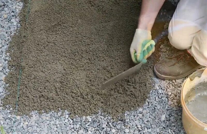 Делаю основание под тротуарную плитку прочным как бетон, не покупая арматуру и миксер: вместо песка использую эту дешевую смесь