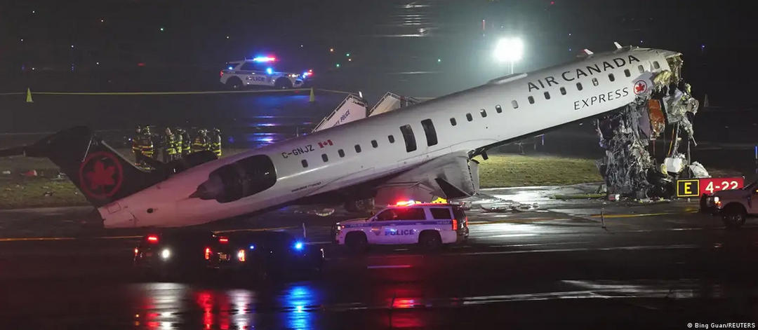 В аэропорту Нью-Йорка лайнер врезался в автомобиль, есть жертвы