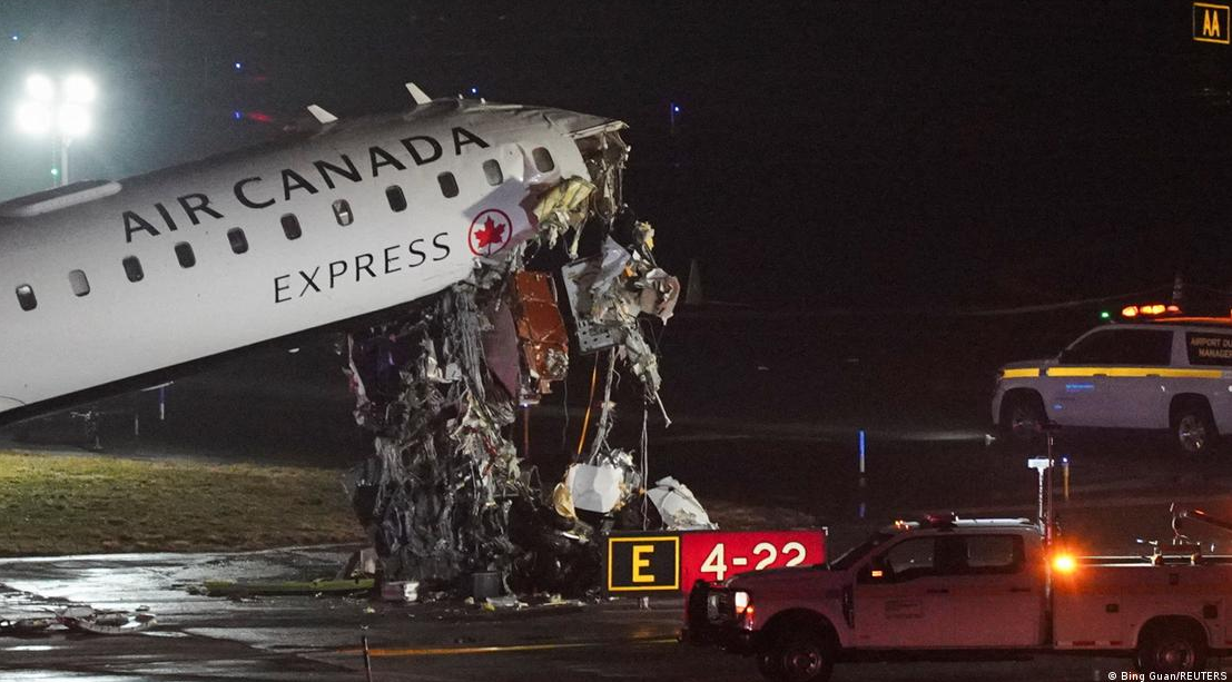 Самолет после ЧП в нью-йоркском аэропорту Ла-Гуардия, 23 марта 2026 года