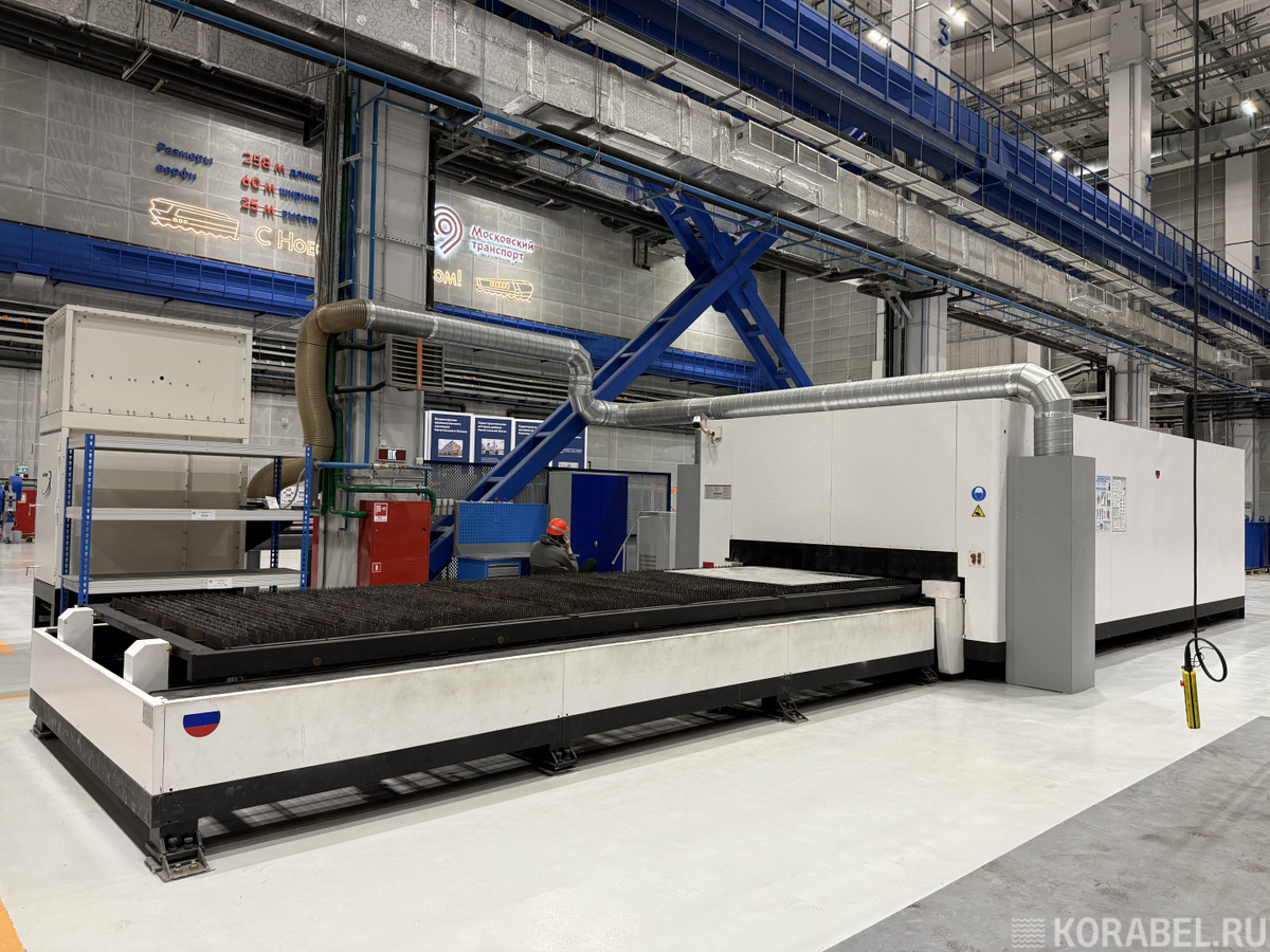 Лазерный раскройный комплекс оснащен кабинетной защитой / Фото: Корабел.Ру  📷
