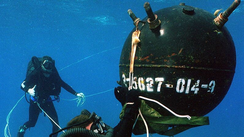     Разминирование морской мины   
(сс) A U.S.