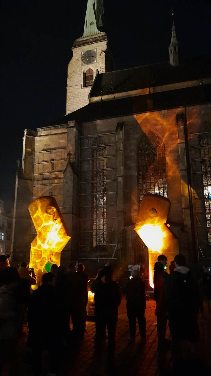 то ли жирафы то ли пламя на костеле