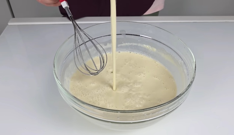 Заваренная мука становится намного прочнее и эластичнее, что позволит блинам удерживать тяжелую начинку.