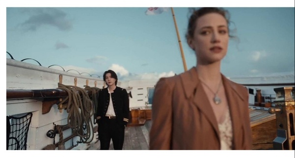 «Плывём из юности во взрослую жизнь, держась за руки».