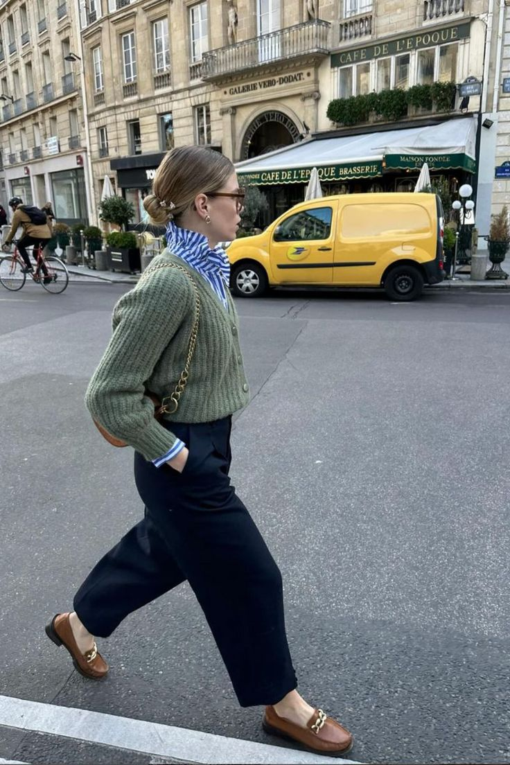 Лоферы весна 2026 — миндалевидный носок, плоская подошва, коньячный или тёмно-коричневый