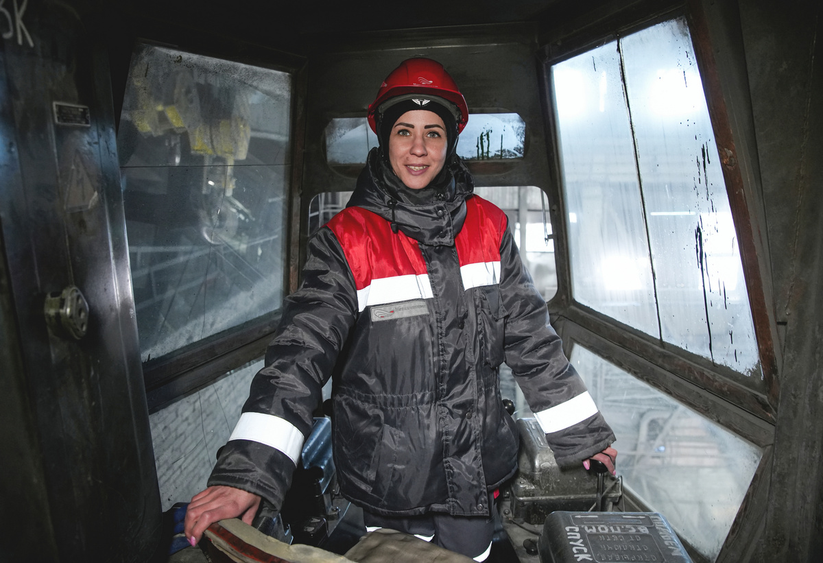 Профессия крановщика сложная, требует внимания и ответственности, но для Ирины Бачмановской и спустя годы работы — интересная и не надоедающая!