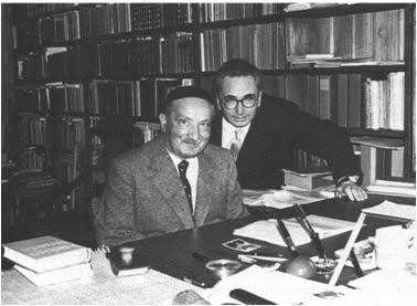 На этом историческом снимке запечатлена встреча Мартина Хайдеггера (сидит слева) и Виктора Франкла (стоит справа) в кабинете Хайдеггера во Фрайбурге. Фотография датируется примерно 1960–1961 годами