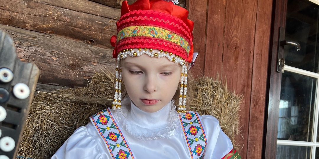 «Она ходила только буквой П»: как живет 11-летняя Валя с генетическим заболеванием нервной системы