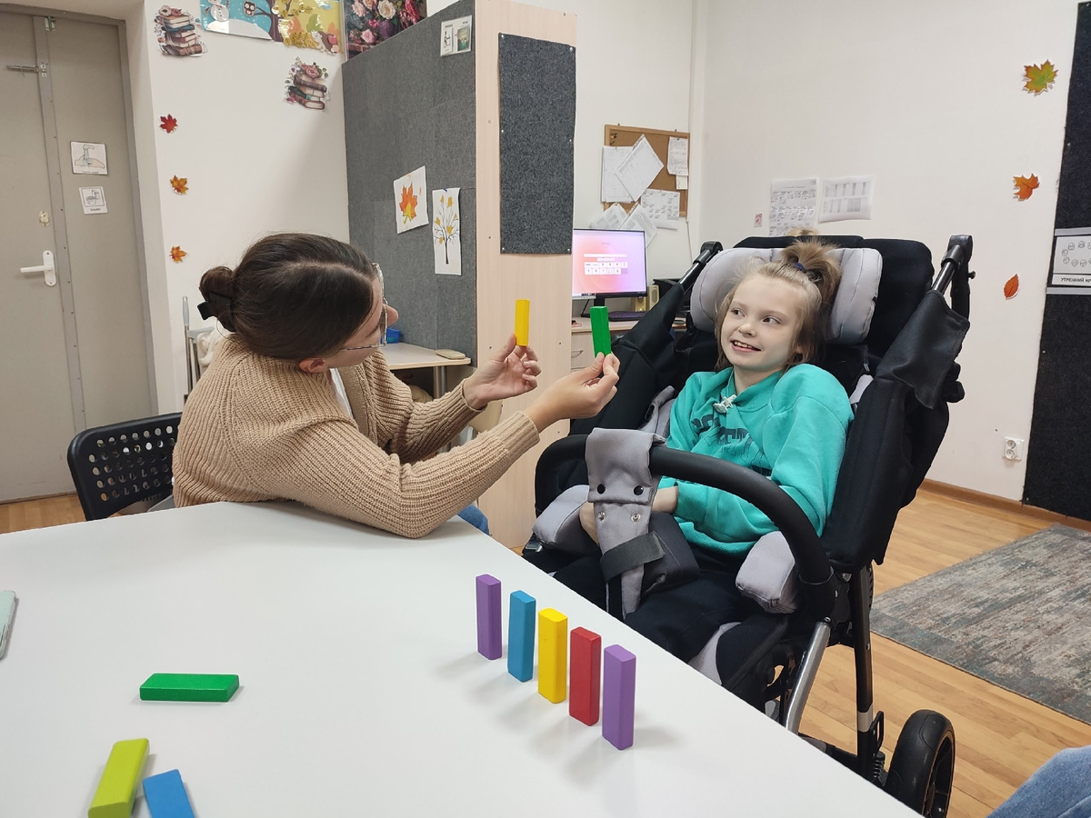 Валя на занятиях в школе. Фото из архива героев публикации.