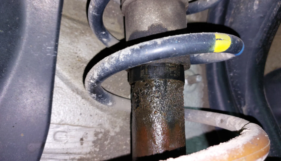 Новые амортизаторы потекли через месяц: роковая ошибка автомеханика, из-за которой вы платите дважды