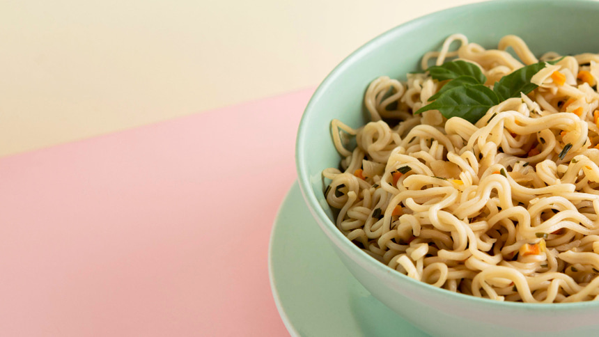 Омичи кормят иностранцев лапшой быстрого приготовления