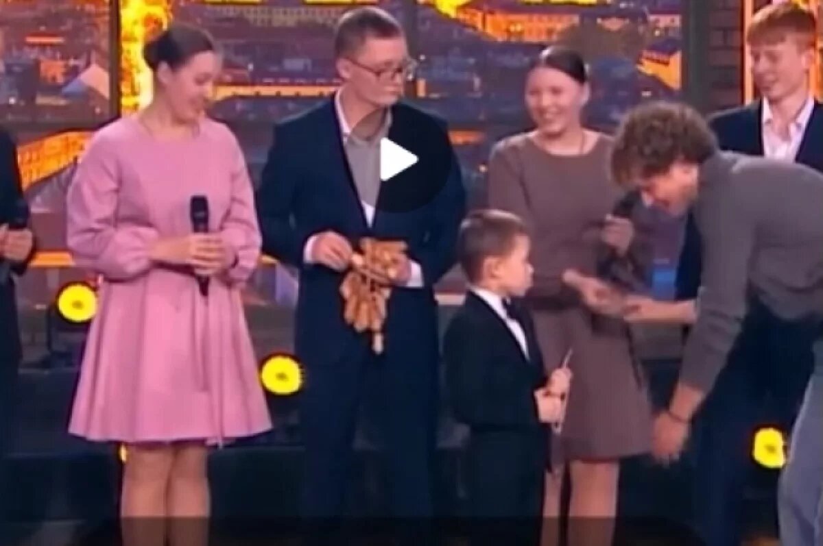    Леон Кемстач до слез растрогал детей из детдома Сыктывкара на шоу Малахова