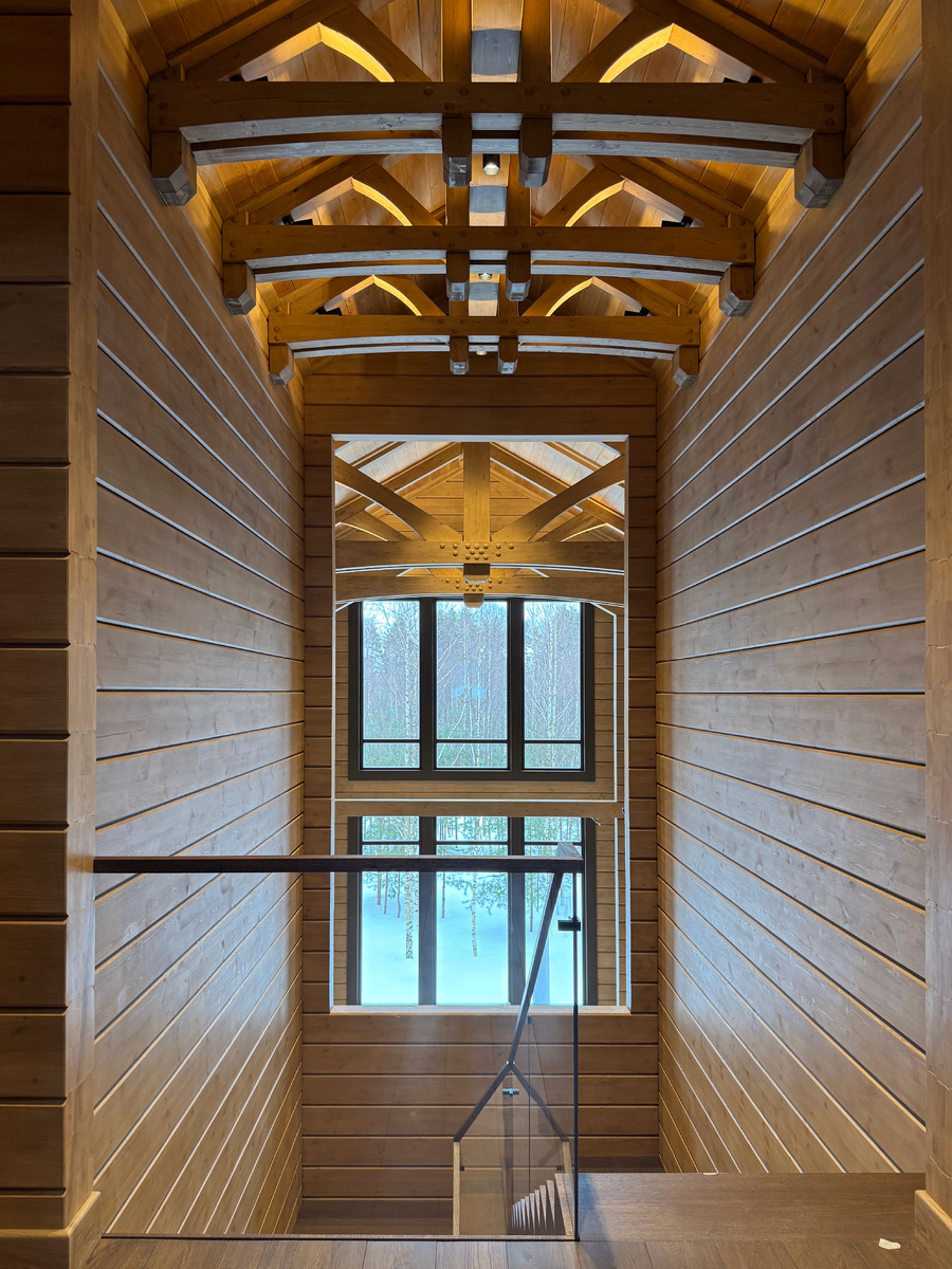 Лестничный холл с видом на гостиную в деревянном доме