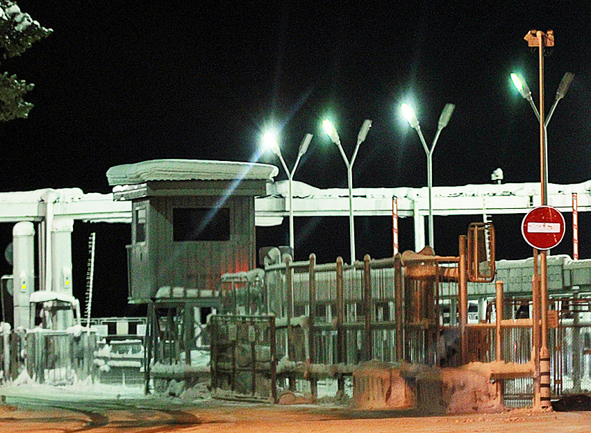 Въездной контрольно-пропускной пункт закрытого советского города — шлагбаум, будка охраны, знаки запрета. Символ изоляции ЗАТО от внешнего мира.