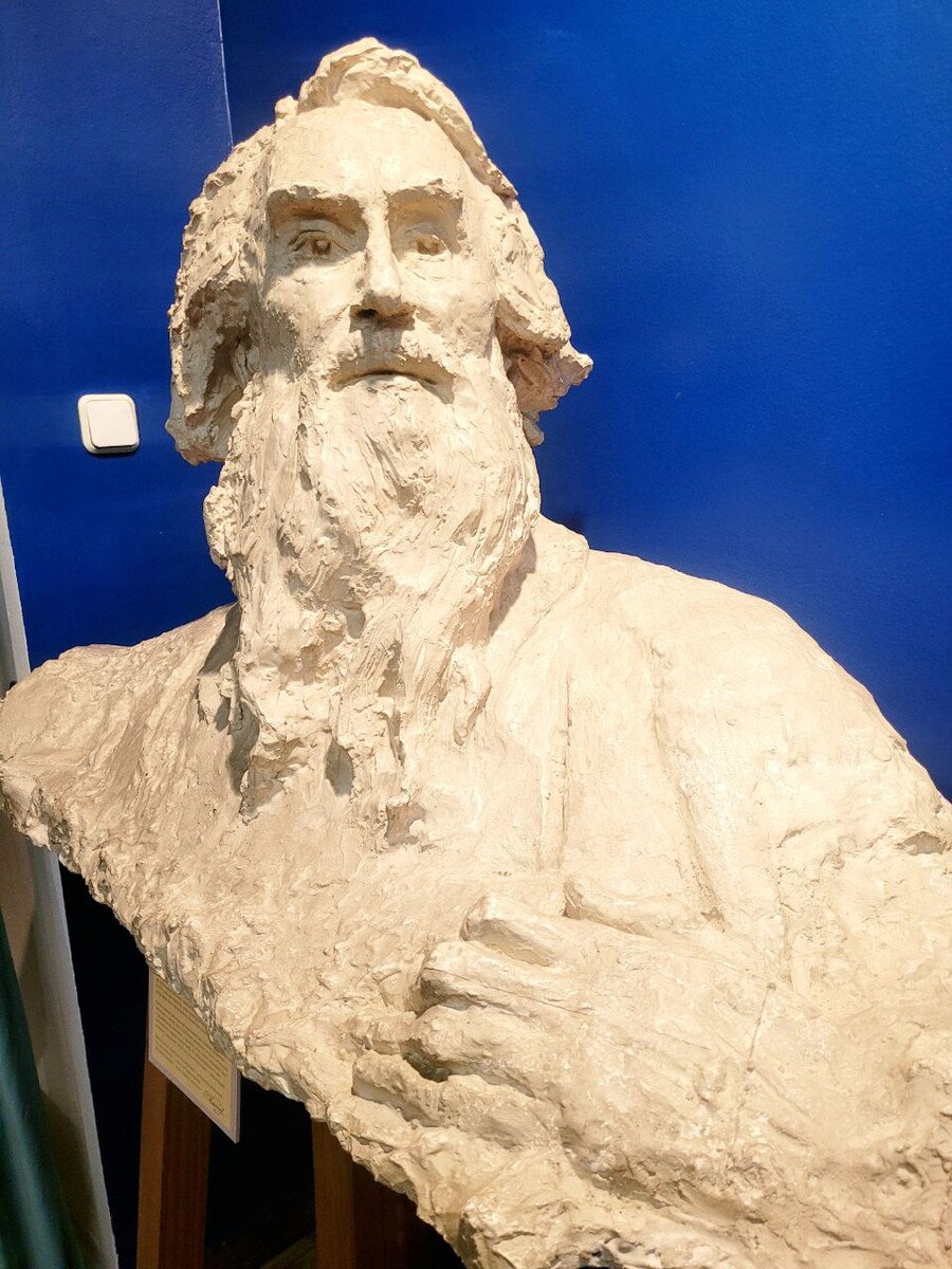 Автопортрет Коненкова в его музее-мастерской