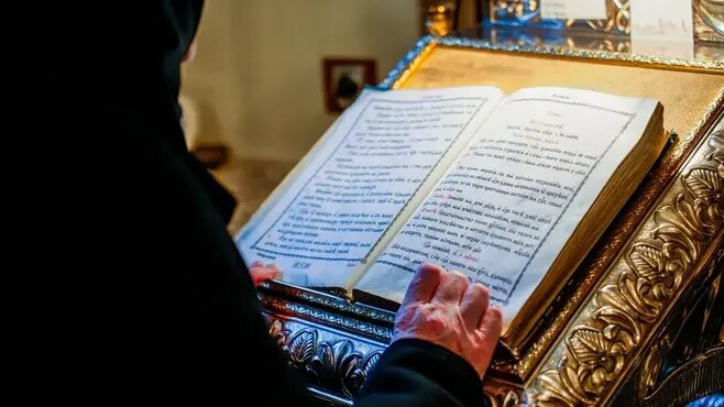 Самые сильные вечерние молитвы и можно ли молиться лежа — отвечают священники