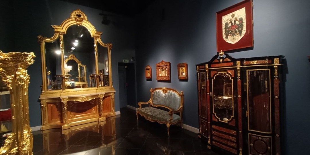 Интересно было посмотреть на предметы интерьера из царских покоев