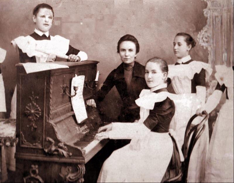 Любовь Григорьевна Сахарова (играет на пианино) в студенческие годы в Ярославском Епархиальном Училище.