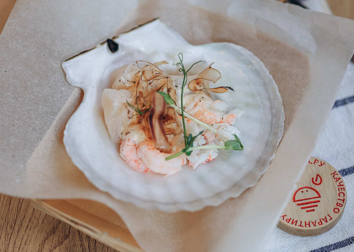 Морской гребешок с танцующим тунцом