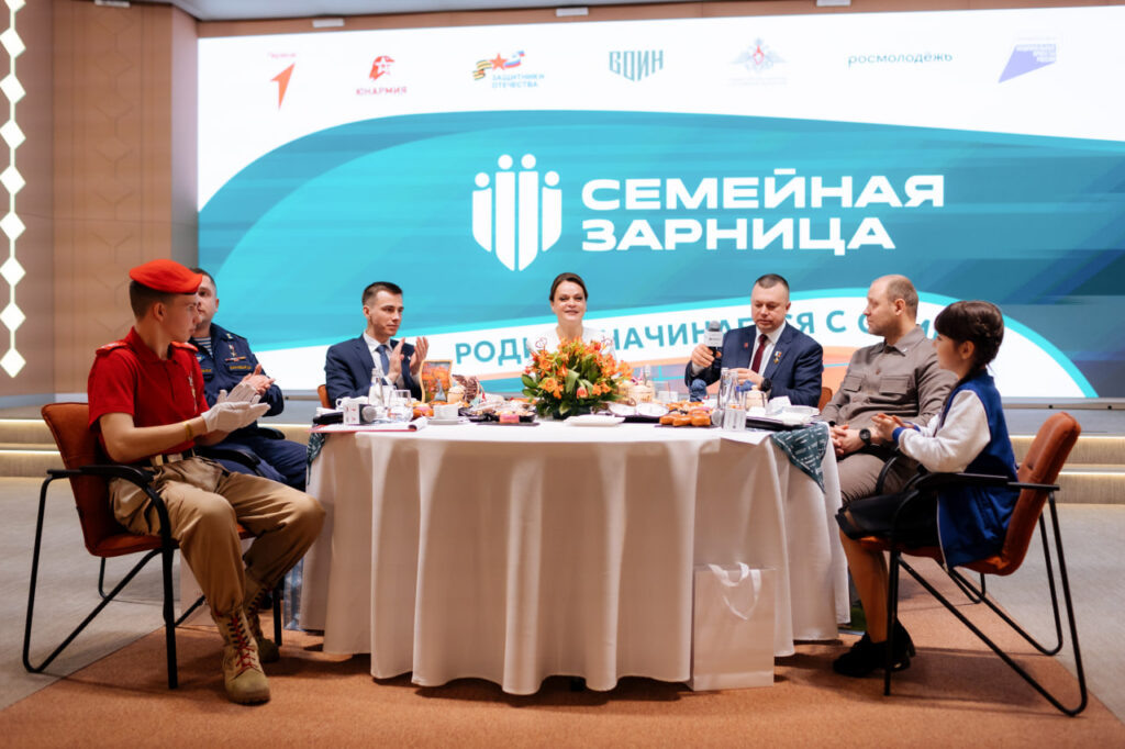 Мероприятие прошло за круглым столом/ Фото предоставлены филиалом Фонда “Защитники Отечества”