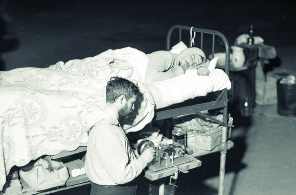 choosemuse.com📷Клейтман и его студент в пещере Кентукки проводят исследование