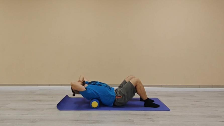 на изображени показано упражнение для гибкости грудного отдела позвоночника