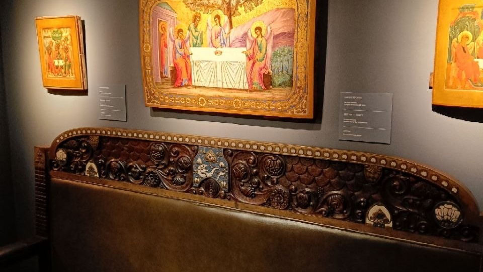 Несколько залов занимали иконы и резные деревянные панно на религиозные темы