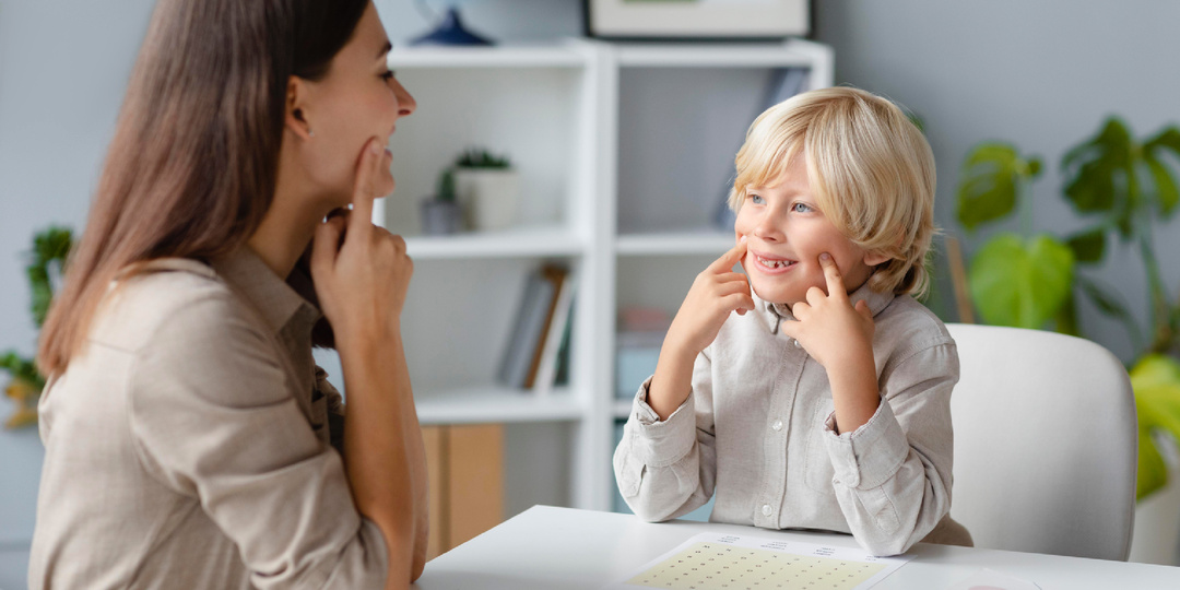 Трогание, нюхание, облизывание предметов — норма или сигнал тревоги?