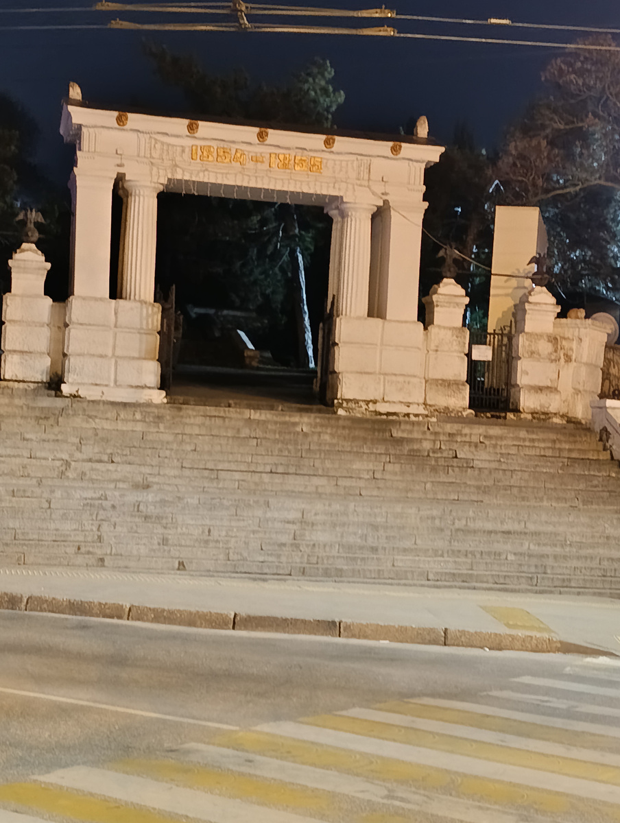 Фото не в тему. Главные ворота  Малахова Кургана. Вечер. Севастополь.