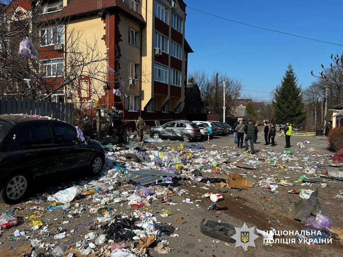   В Буче под Киевом возле жилого дома прогремели два взрыва: ранены правоохранители, полиция заявила о теракте