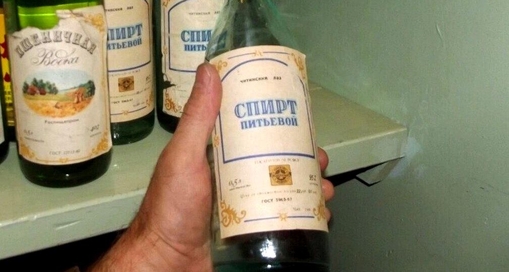 Водка из нефти и опилок: из чего реально делали спирт в те самые 90-е?