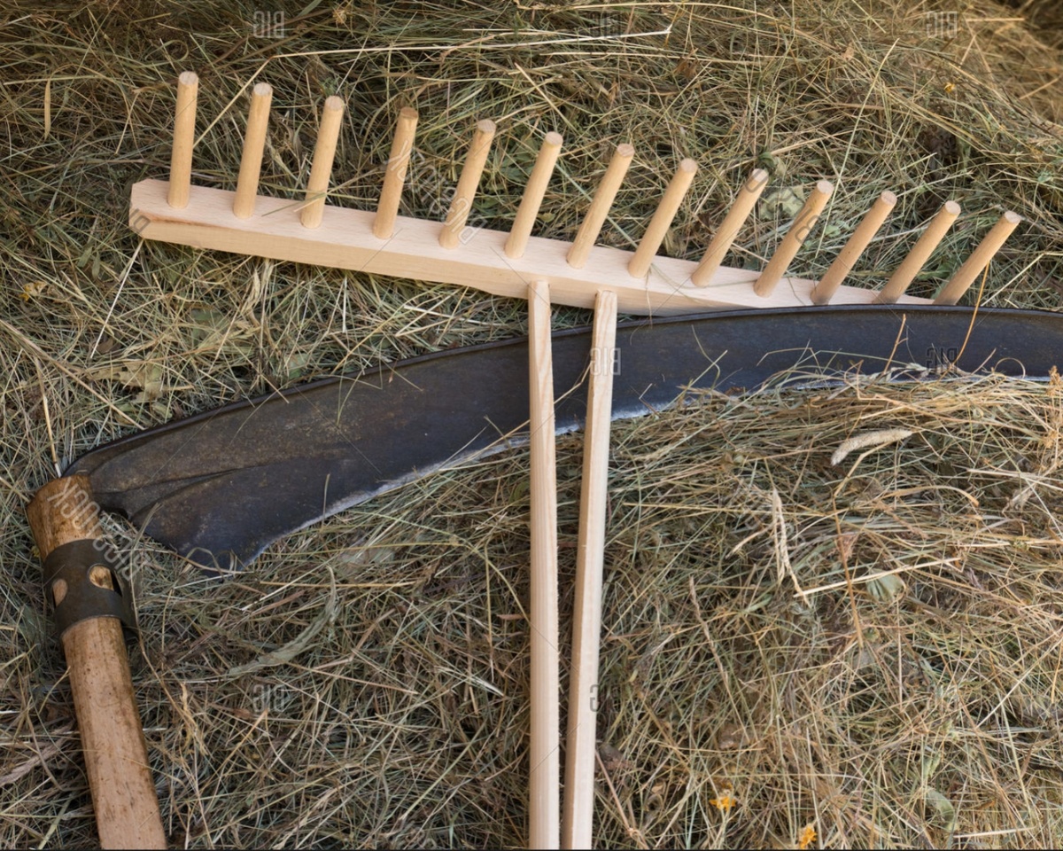 Коса и деревянные грабли