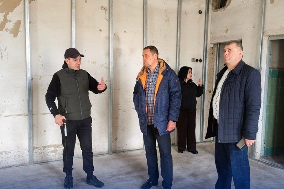    Глава Волновахи Константин Зинченко проверил, как идут работы по восстановлению Дома культуры в селе Бугас. Фото: ЕР ДНР